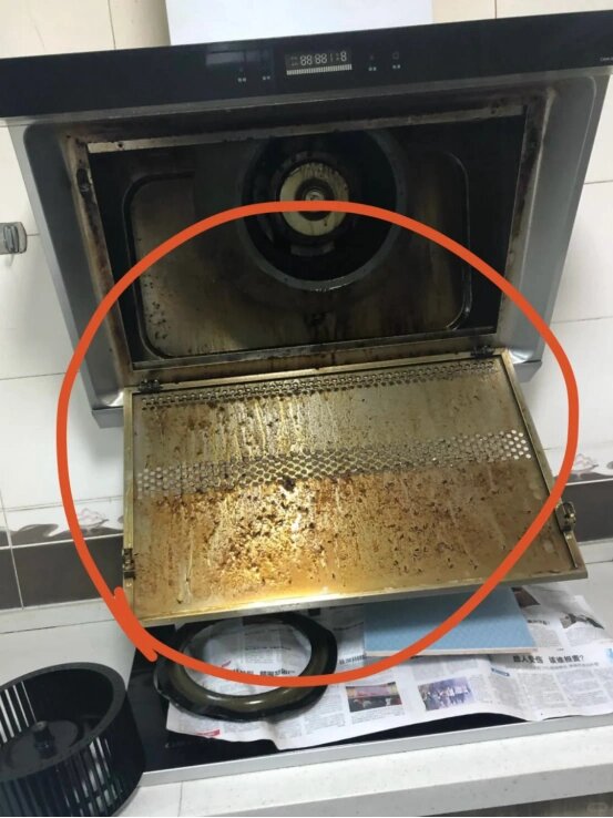 媳婦下單了我們的油煙機清洗服務(wù)，上門時婆婆卻攔著不讓拆